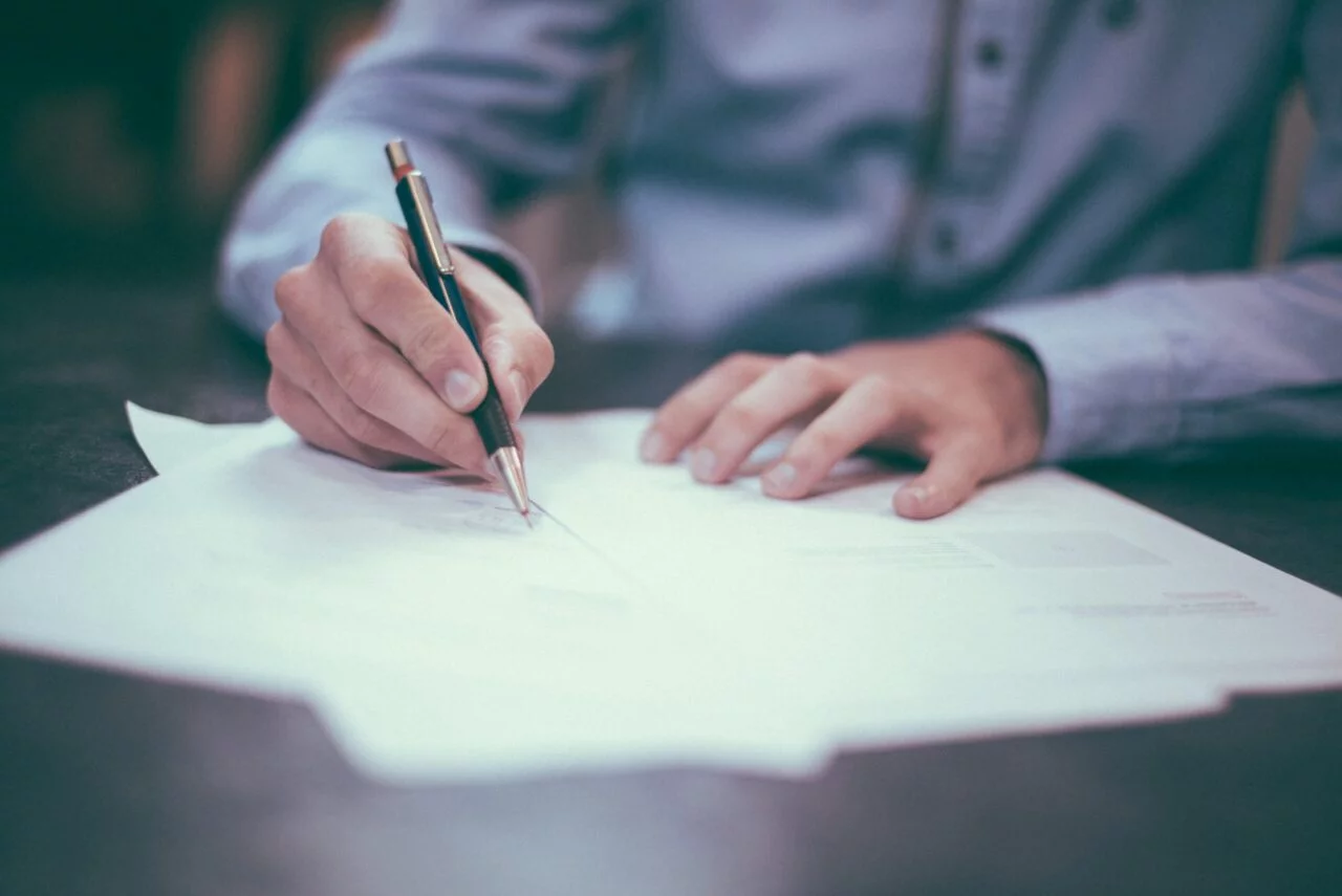 Firma di un contratto e gestione delle pratiche burocratiche